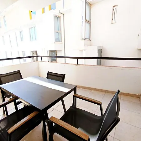 Center Walking To The 2 Bedrooms شقة لارنكا