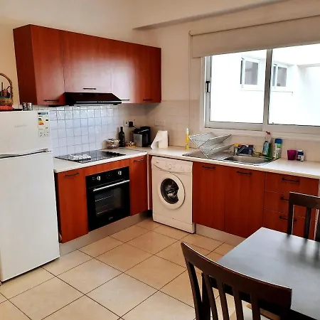 Center Walking To The 2 Bedrooms شقة لارنكا